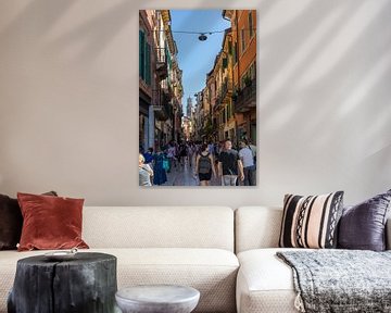 Vérone - Vue sur le Palazzo di Cansignorio à travers la Via Pellicciai sur t.ART