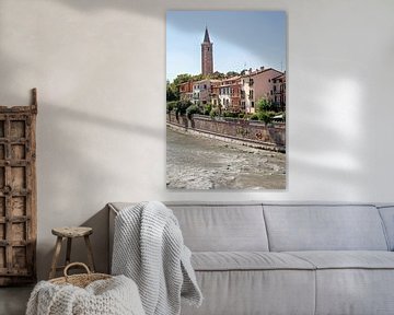 Verona - Uitzicht over de rivier de Adige naar de Chiesa di San Giorgetto o San Pietro Martire van t.ART