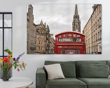 Rode Telefooncel Op De Royal Mile in Edinburgh | Reisfotografie in Schotland van Henrike Schenk