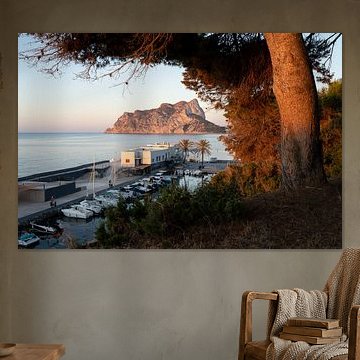 Sonnenaufgang in der Bucht Les Bassetes in Calpe