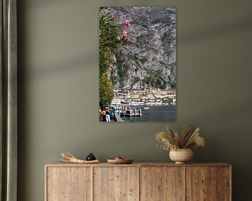 De haven van Limone sul Garda - Gardameer (de nadruk ligt op de bloemen) van t.ART