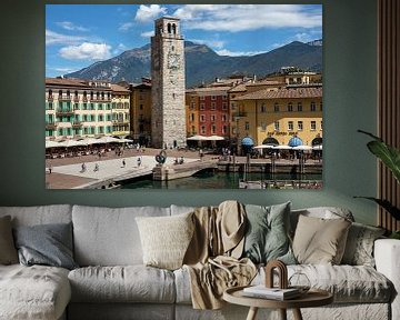 Gardameer: Riva del Garda - De Piazza III Novembre met de Torre Apponale van t.ART