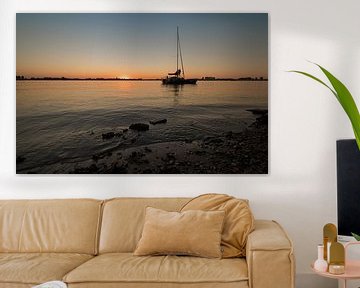 Segelboot bei Sonnenuntergang vor der Insel Maurik von Moetwil en van Dijk - Fotografie