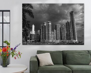 Skyline von Panama-Stadt mit Palmen von Marlo Brochard