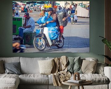 Marrakech - Livraison de marchandises sur la place des pendus (Djemaa el Fna) sur t.ART