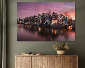 Roze zonsondergang Amsterdam op hoek van Leidsegracht en Keizersgracht van Thea.Photo