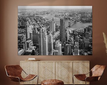 Manhattan en de Brooklyn bridge in New York City in black and white van Thea.Photo