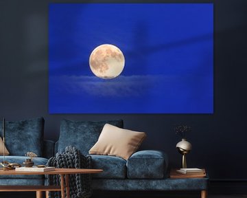 Maan tijdens blauwe uurtje  van R Smallenbroek