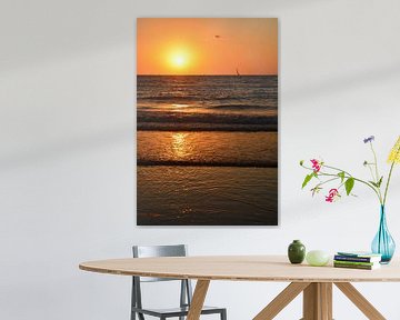 Sunset beach van Henriette Tischler van Sleen