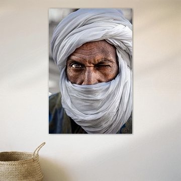 Homme berbère faisant un clin d'œil à la place Djemaa el Fna à Marrakech