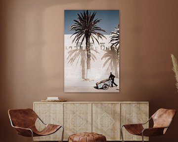 Palmbomen tegen de stadsmuur in Essaouira Marokko van Ingrid Koedood Fotografie