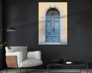 Blauwe voordeur in Pisa | Italië | Geel | Architectuur | Reisfotografie