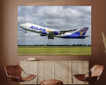 Atlas Air Boeing 747-400 vrachtvliegtuig stijgt op. van Jaap van den Berg