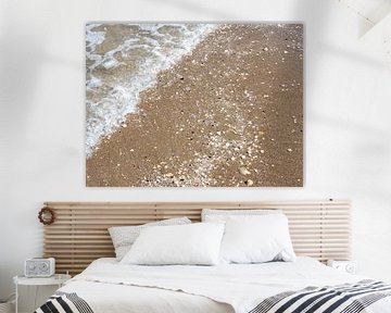 Wellen mit Sand und Muscheln Hintergrund von Animaflora PicsStock