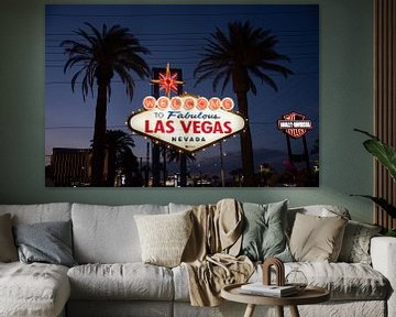 Las Vegas sign tussen palmbomen bij zonsondergang