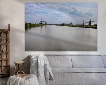 Kinderdijk, ein altes niederländisches Bild: Windmühlen, Wasser und ein bedeckter Himmel.