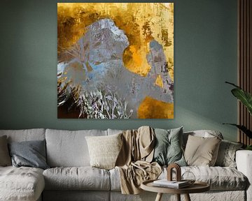 Dankbarkeit | abstraktes Porträt einer Frau in einer goldgelben Umgebung von MadameRuiz