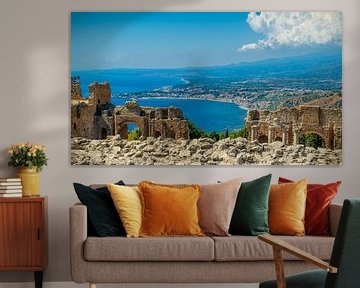 Uitzicht over de baai bij Toarmina en Giuardini Naxos van Ineke Huizing