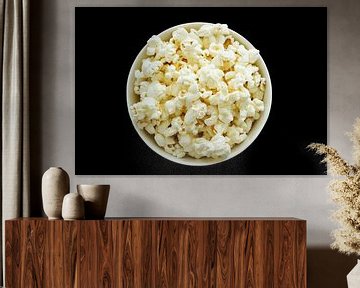 Mit Popcorn gefüllte Schale auf schwarzem Hintergrund von Nicole