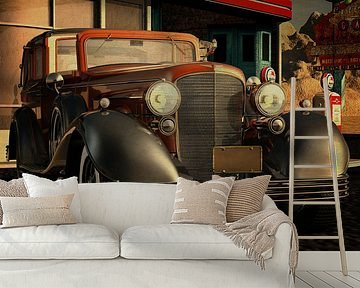 CadillacV16 Town Car 1933 bij een oud benzinestation