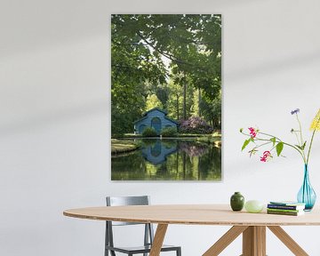 Frühling im Schlosspark: Rhododendren am blauen Bootshaus von Moetwil en van Dijk - Fotografie
