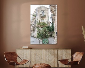 Groene planten in een straat op Sicilië in Italië van Photolovers reisfotografie