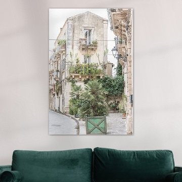 Grünpflanzen in einer Straße in Sizilien in Italien von Photolovers reisfotografie