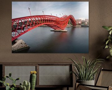 Rode Pythonbrug is een  vaste voetbrug in Amsterdam-Oost. van Jolanda Aalbers