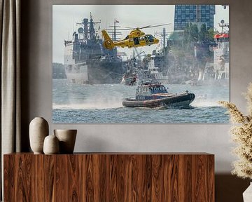 KNRM reddingsboot en SAR helikopter van de Kustwacht. van Jaap van den Berg