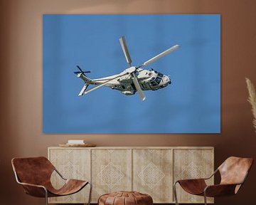 NH-90-Hubschrauber in Aktion während der Welthafentage 2022. von Jaap van den Berg