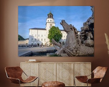 Salzburg Museum mit dem Salzburger Glockenspiel vom Residenzbrunnen aus gesehen von t.ART