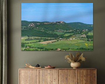 Uitzicht van Montepulciano naar Montefollonico van Peter Baier