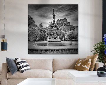 Ross Fountain en Edinburgh Castle - Monochroom van Melanie Viola