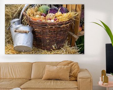 herbstliche Dekoration mit Gemüsekorb als Hintergrund von Animaflora PicsStock