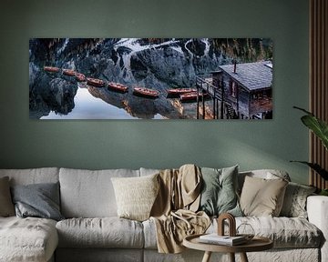 Bateaux en bois au bord du lac dans les Dolomites. sur Voss Fine Art Fotografie