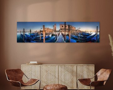 Venetië Piazza San Marco met gondels. van Voss Fine Art Fotografie