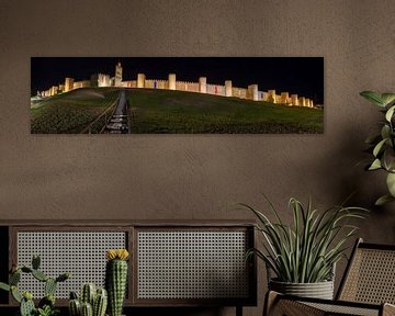 Panorama der Stadtmauern von Avila in Spanien bei Nacht