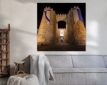 Porte médiévale dans le mur de la ville d'Avila, Espagne, de nuit