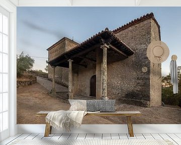 Kerkje aan de voet van dorp Miranda del Castanar, Spanje tegen de schemer