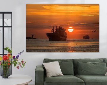 Schiff mit untergehender Sonne im Hintergrund. von Jan Georg Meijer