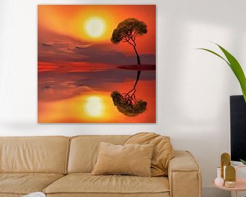 Gebogener Baum spiegelt sich bei Sonnenuntergang im Wasser von Maud De Vries