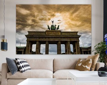 De Brandenburger Tor in Berlijn met een oranje lucht van Lizanne van Spanje