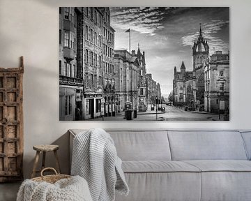 Ochtendimpressie van de Royal Mile in Edinburgh - Monochroom van Melanie Viola