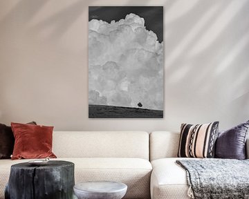 Arbre solitaire avec une impressionnante pile de nuages sur Cor de Hamer