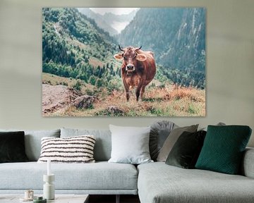 Koe in de Zwitserse bergen van Madinja Groenenberg