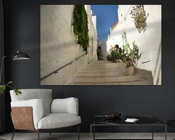 Une ruelle blanche dans le sud de l'Italie.