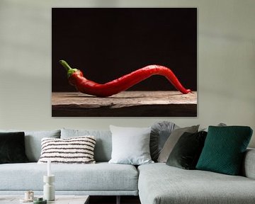 Pikante rode chilipeper op een houten tafel van Andreas Berheide Photography