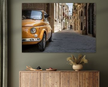 Een oude gele Fiat 500 in het centrum van Syracusa, Sicilië, Italië. van Ron van der Stappen