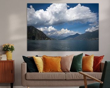 Wolken trekken samen boven het Lago di Como van Rick Van der Poorten