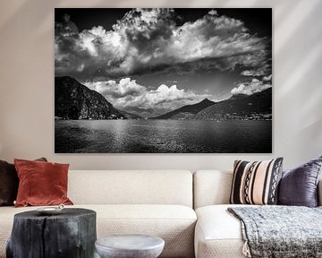 Wolken trekken samen boven het Lago di Como (zwart wit) van Rick Van der Poorten